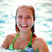 lachende Frau im blau-grünem Badeanzug im Sportbereich im Familienbereich LA OLA
